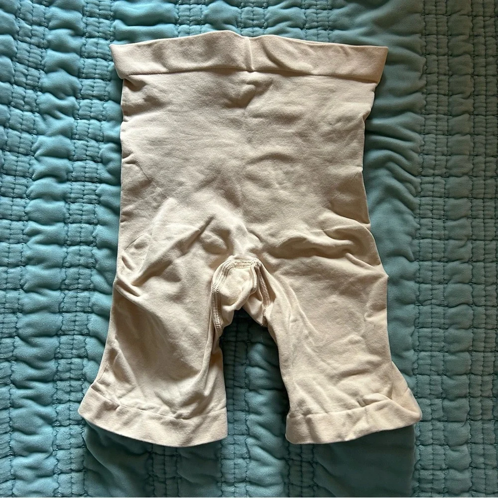 SKIMS Shapewear Shorts - Picture 1 of 3